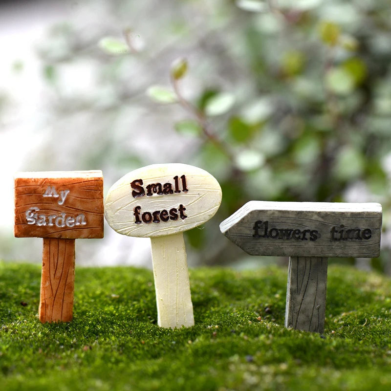 Miniature Modern Signpost Resin Figurine for Minimalist Fairy Garden Terrarium
