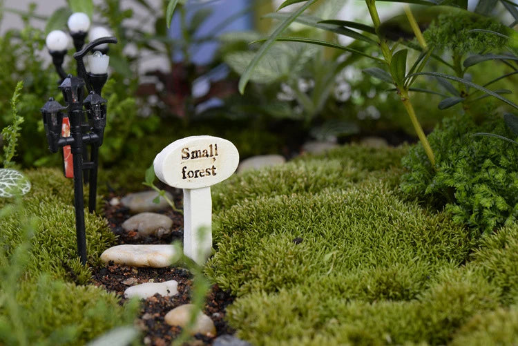 Miniature Modern Signpost Resin Figurine for Minimalist Fairy Garden Terrarium