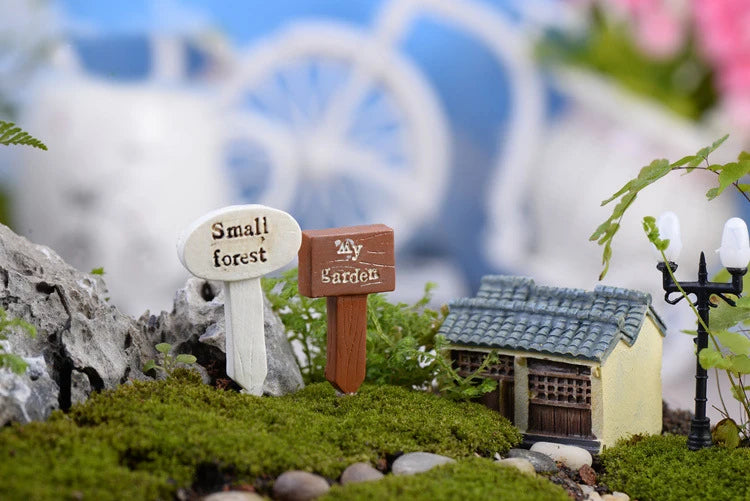 Miniature Modern Signpost Resin Figurine for Minimalist Fairy Garden Terrarium
