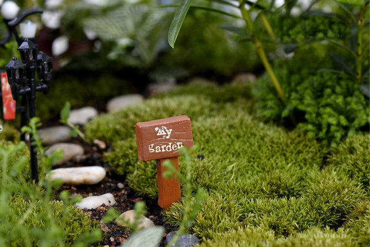 Miniature Modern Signpost Resin Figurine for Minimalist Fairy Garden Terrarium