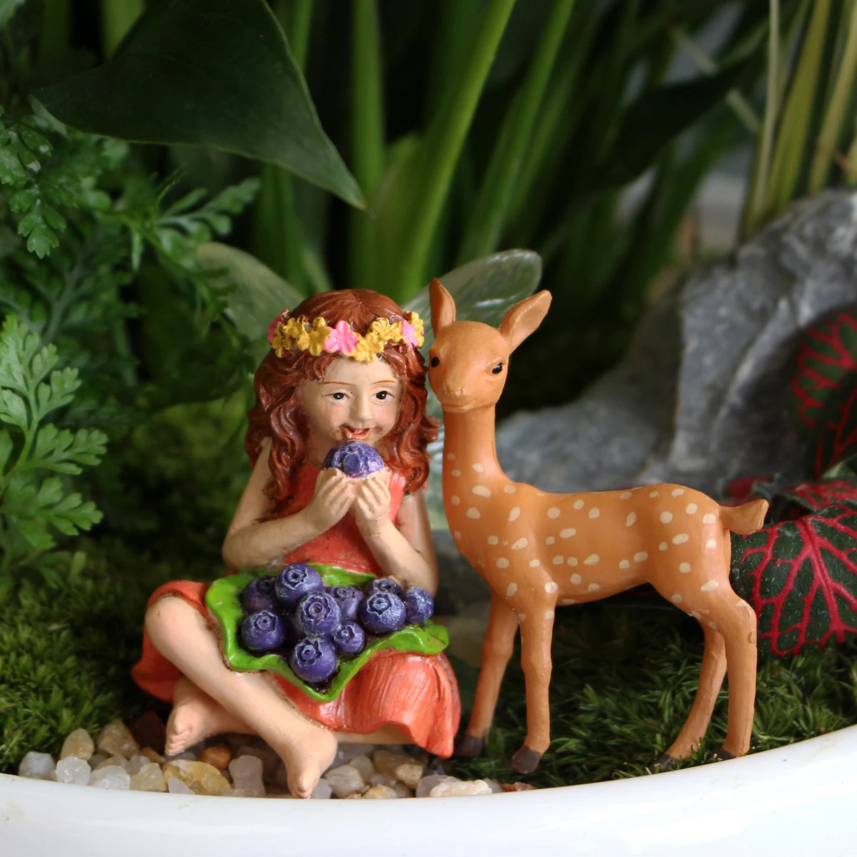 Mini Flower Fairy Eating Berry Statue Resin Miniature for Fairy Garden Pot Decor